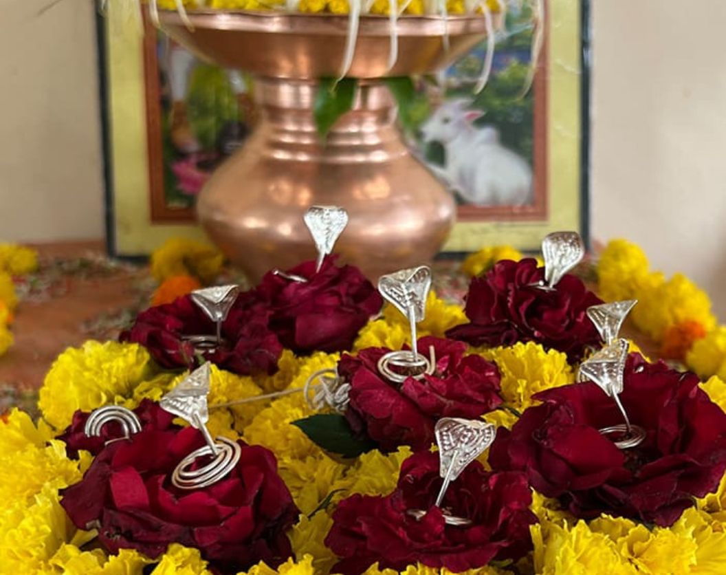 Pandit Arjun Guruji performing puja
